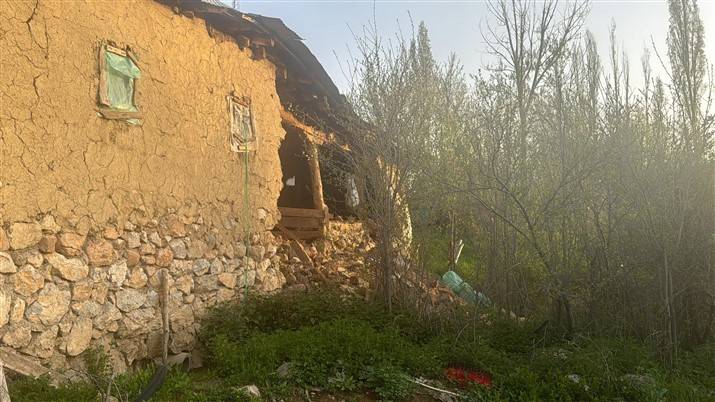 Tokat'ta korkutucu depremin izleri gün ağarınca ortaya çıktı 3
